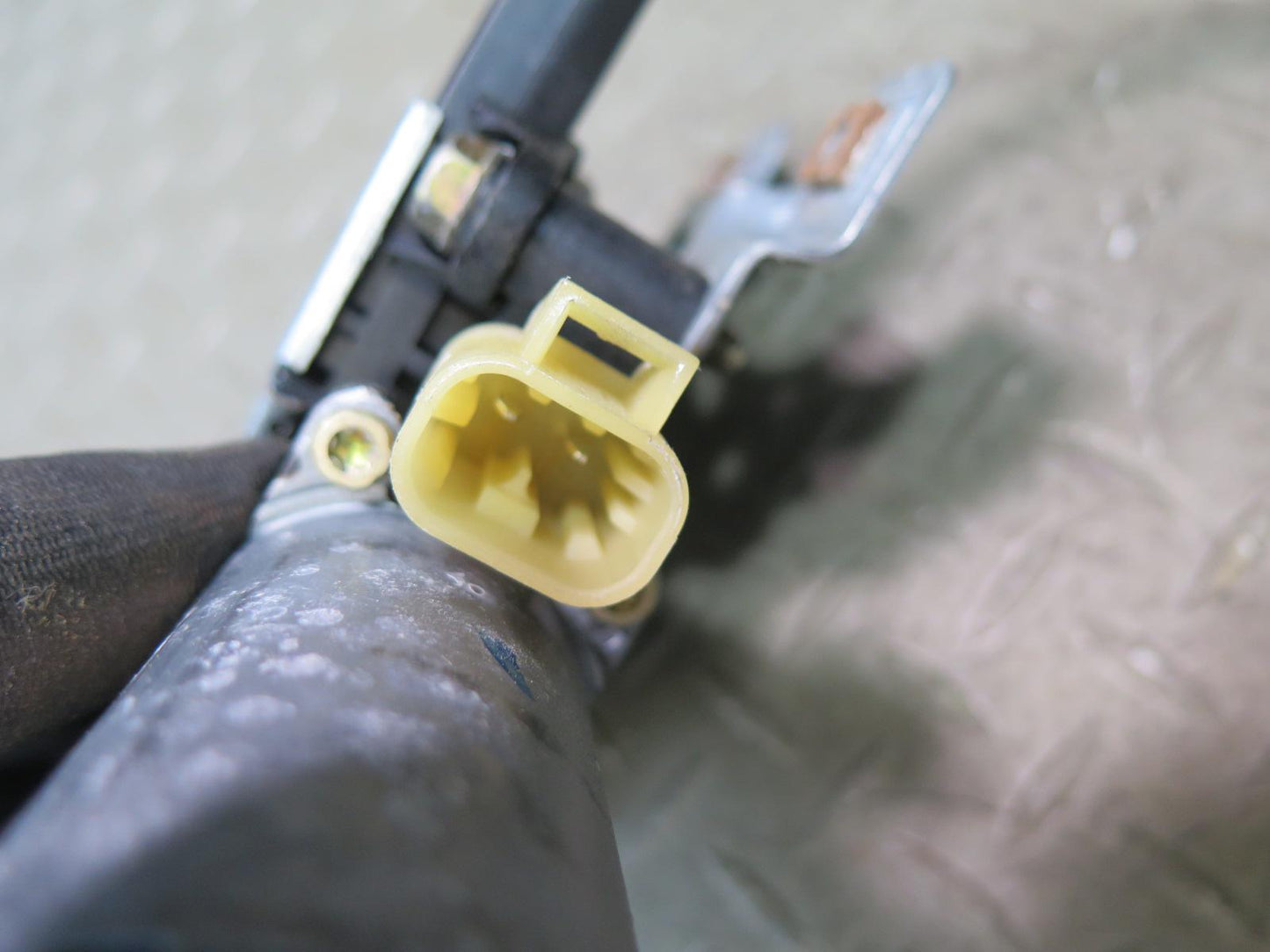 2003-2007 Hummer H2 Front Right Door Window Regulator w Motor