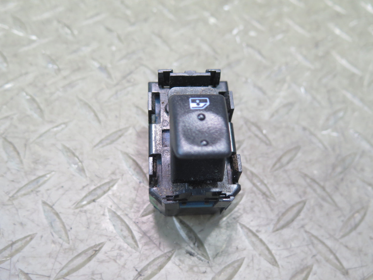 2003-2007 Hummer H2 Rear Left or Right Door Window Control Switch 15093146