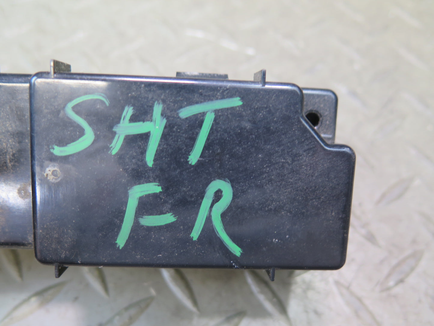 2003-2009 Hummer H2 Front Right Door Power Window Switch 15126401