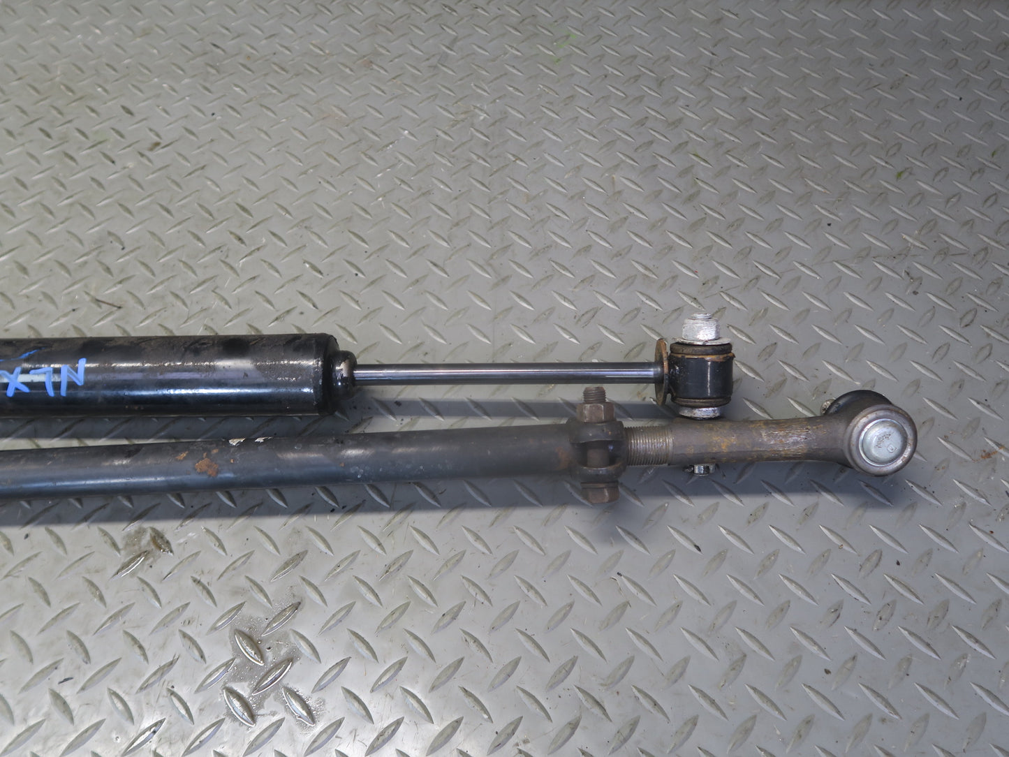 1996-1997 Lexus FZJ80L LX450 Steering Tie Rod Linkage w Damper Shock Cylinder
