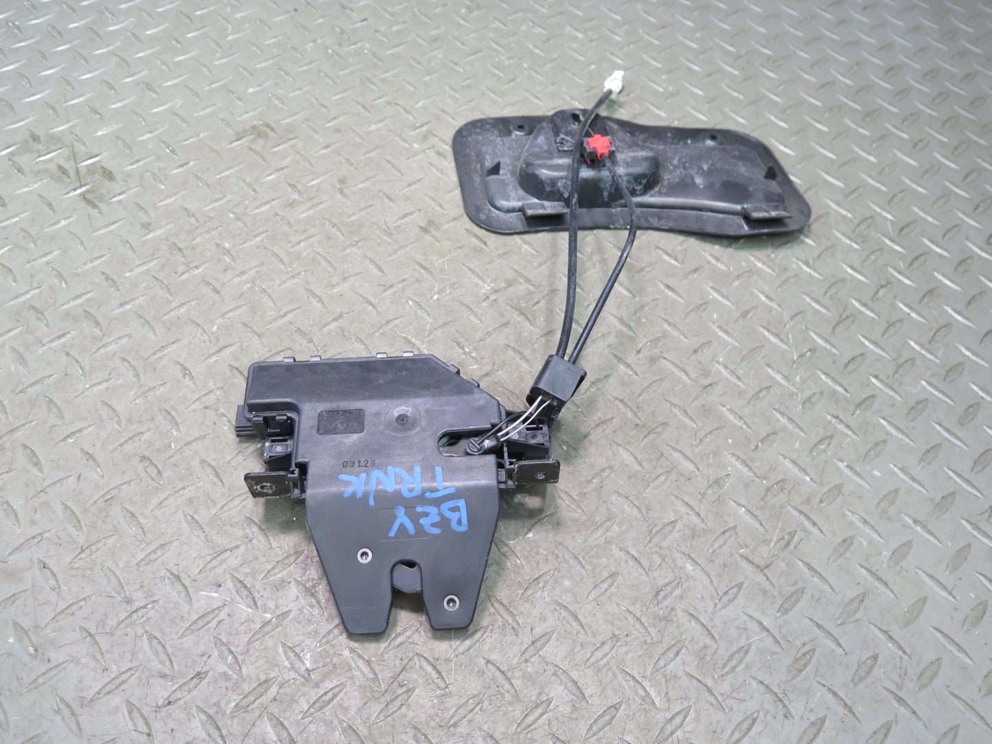 03-08 BMW E85 Z4 Rear Trunk Lock Latch Actuator w Release & Recessed Handle OEM