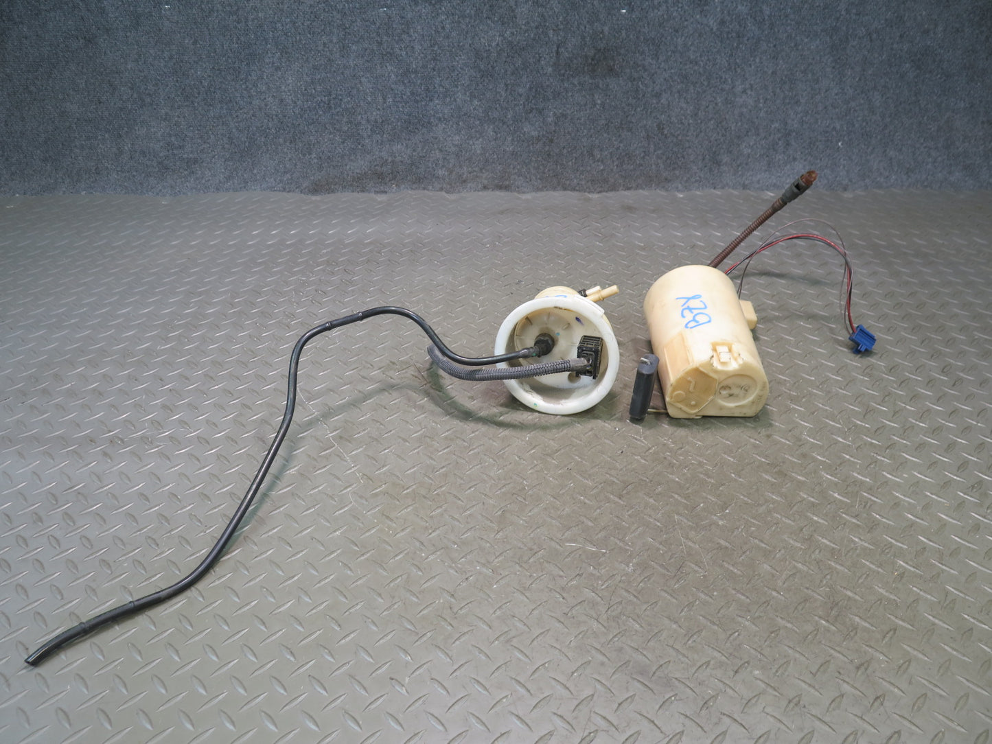 2003 BMW E85 Z4 M54 Fuel Pump Level Sensor w Fuel Pressure Regulator Set OEM