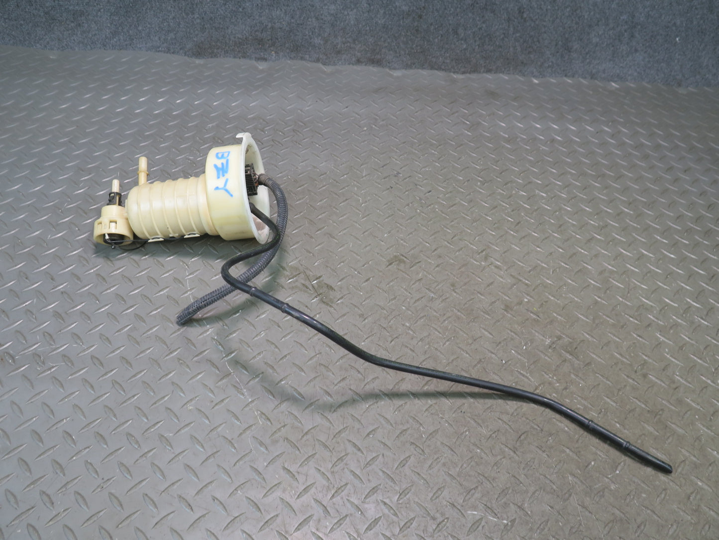 2003 BMW E85 Z4 M54 Fuel Pump Level Sensor w Fuel Pressure Regulator Set OEM