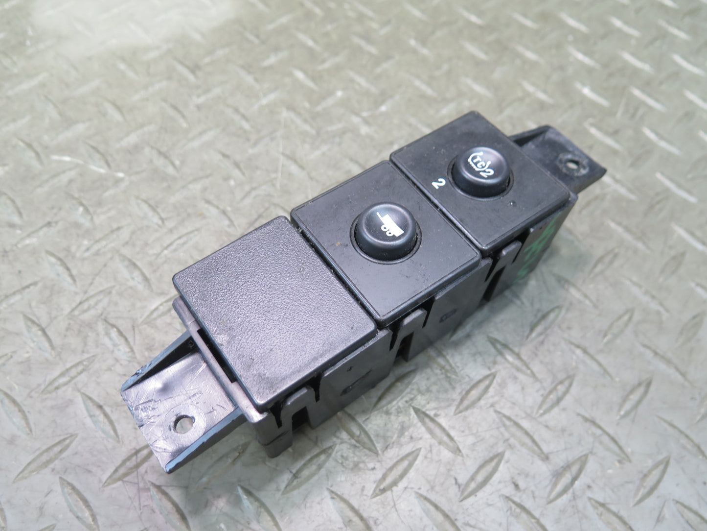 2003-2007 Hummer H2 Dash Center Traction Control & TOW Haul Switch 15192440