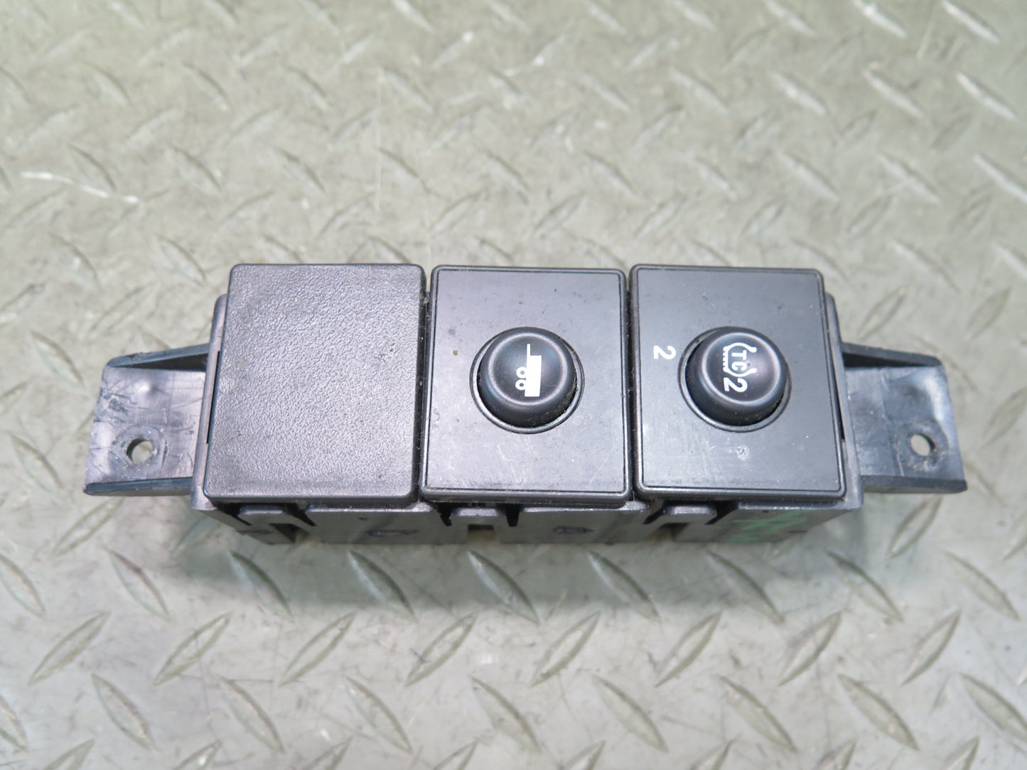 2003-2007 Hummer H2 Dash Center Traction Control & TOW Haul Switch 15192440