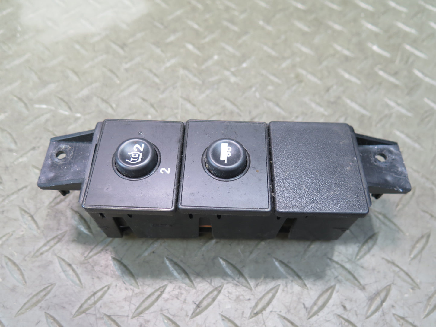2003-2007 Hummer H2 Dash Center Traction Control & TOW Haul Switch 15192440
