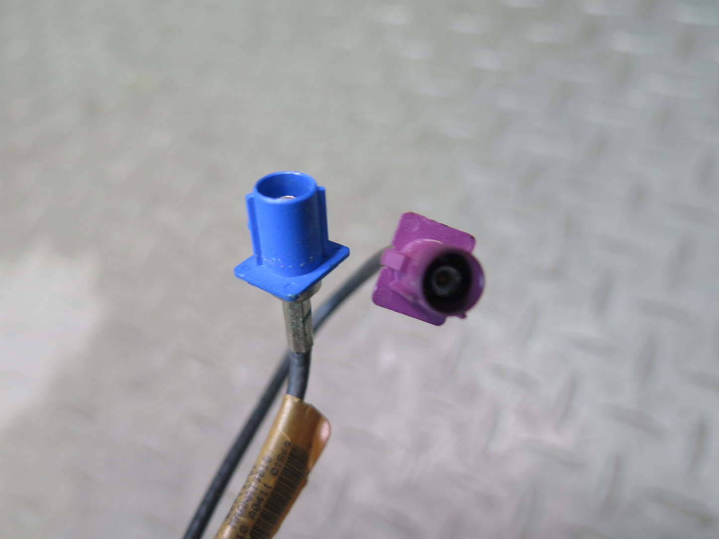 2003-2004 Hummer H2 Roof Radio Antenna Assembly