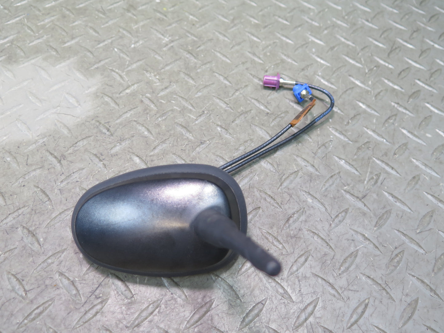 2003-2004 Hummer H2 Roof Radio Antenna Assembly