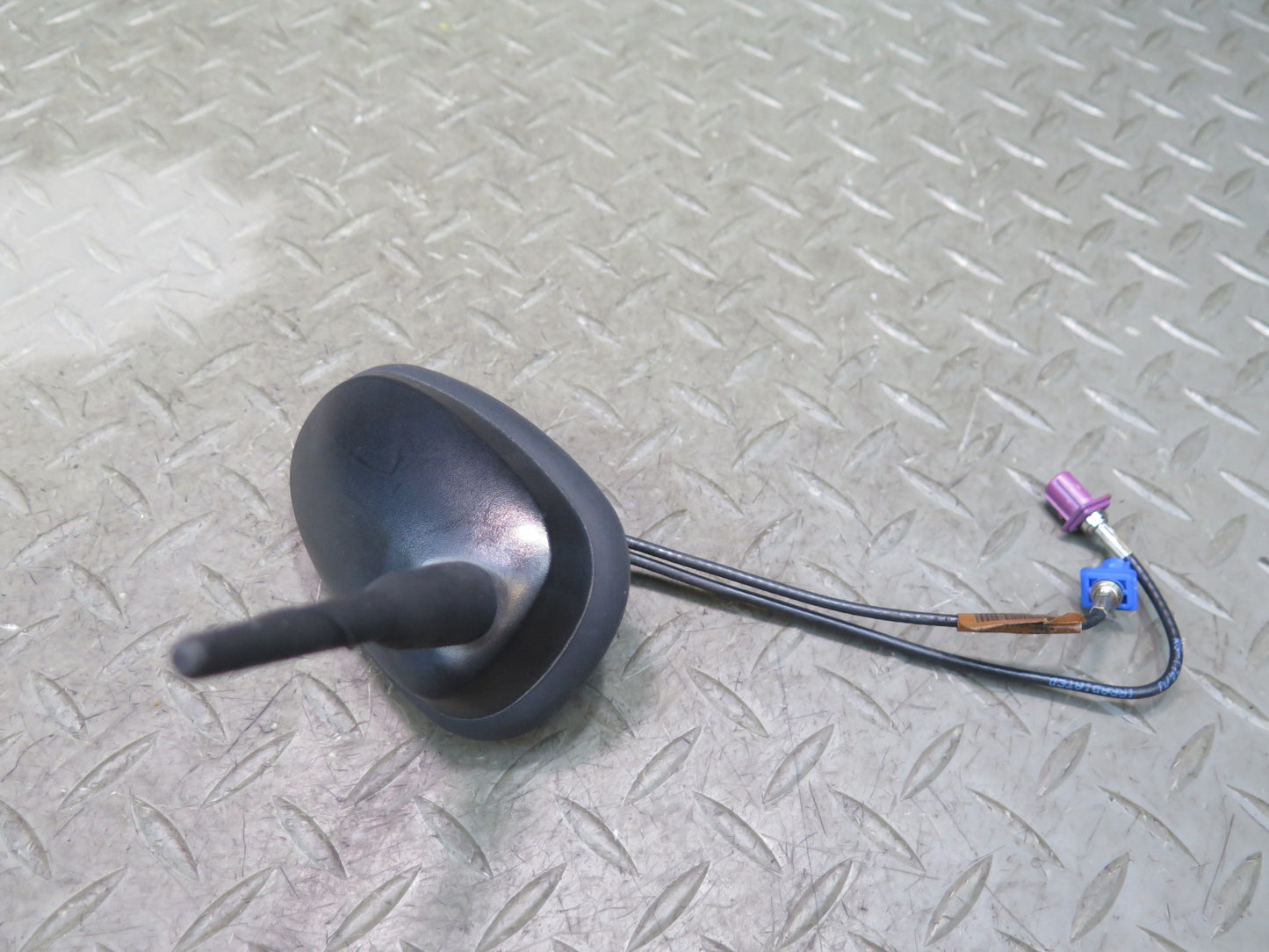 2003-2004 Hummer H2 Roof Radio Antenna Assembly