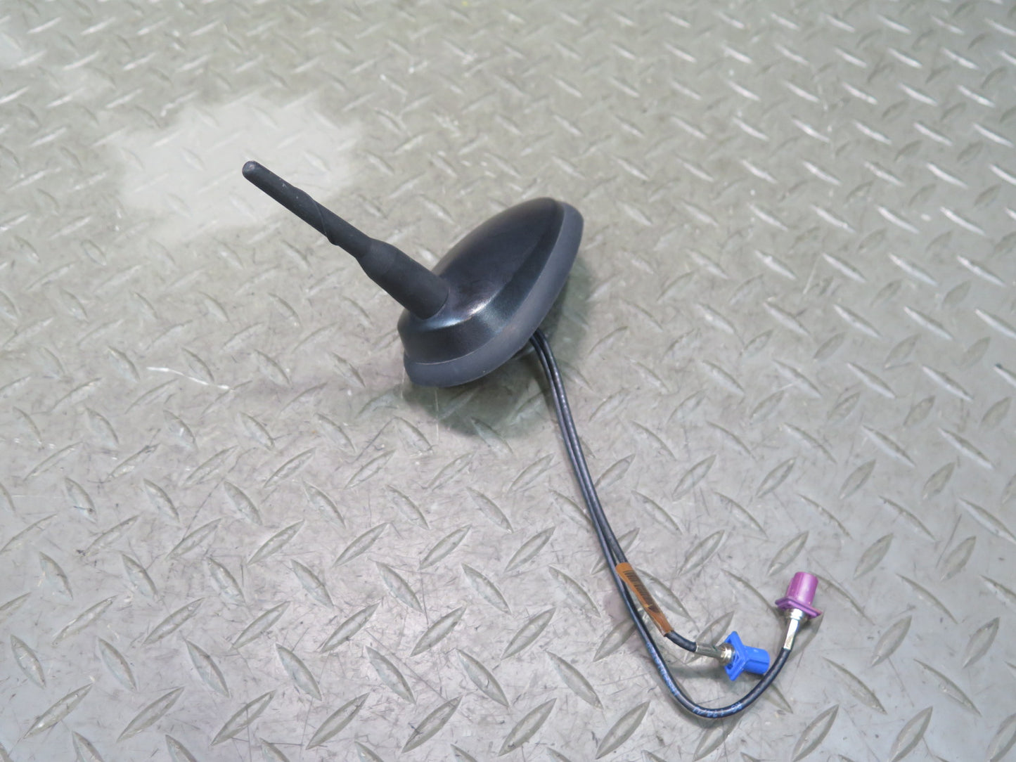 2003-2004 Hummer H2 Roof Radio Antenna Assembly