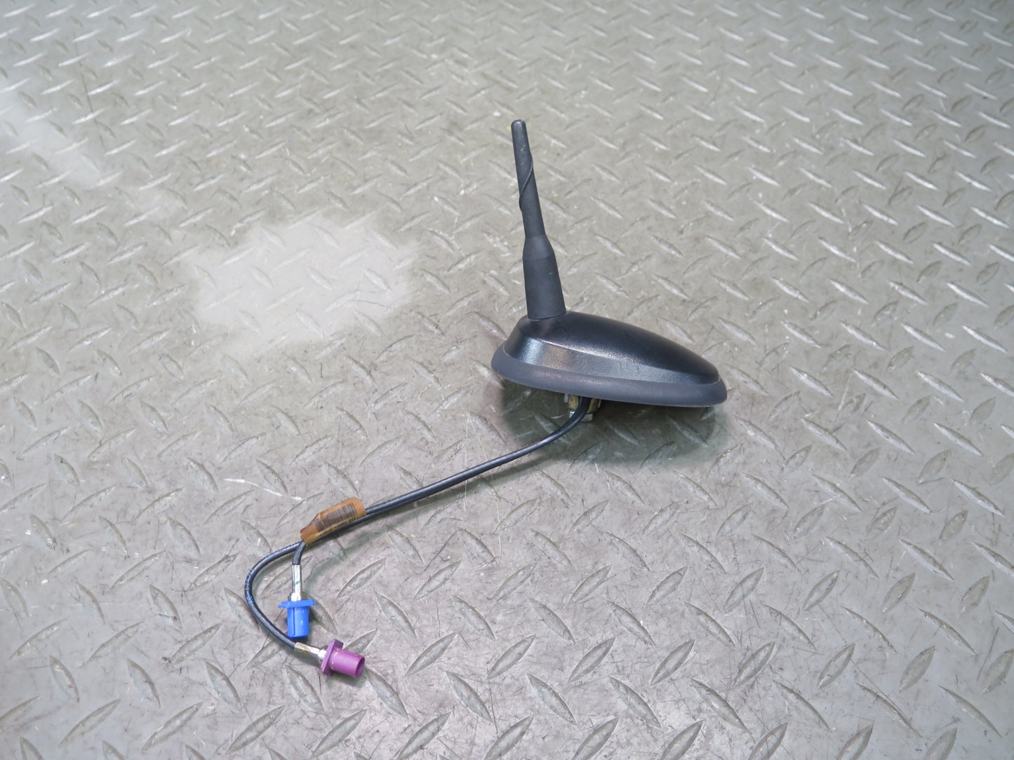 2003-2004 Hummer H2 Roof Radio Antenna Assembly