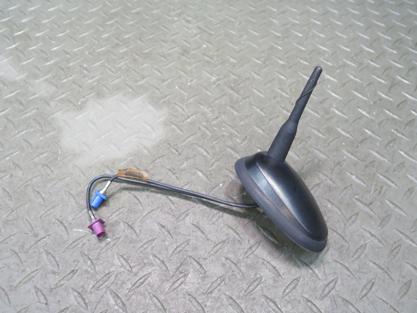 2003-2004 Hummer H2 Roof Radio Antenna Assembly