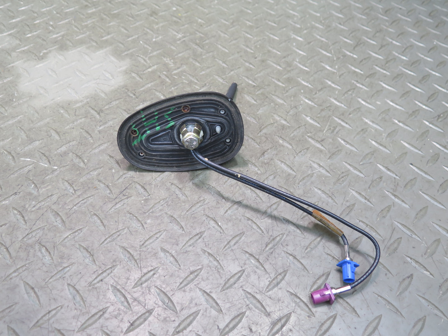 2003-2004 Hummer H2 Roof Radio Antenna Assembly