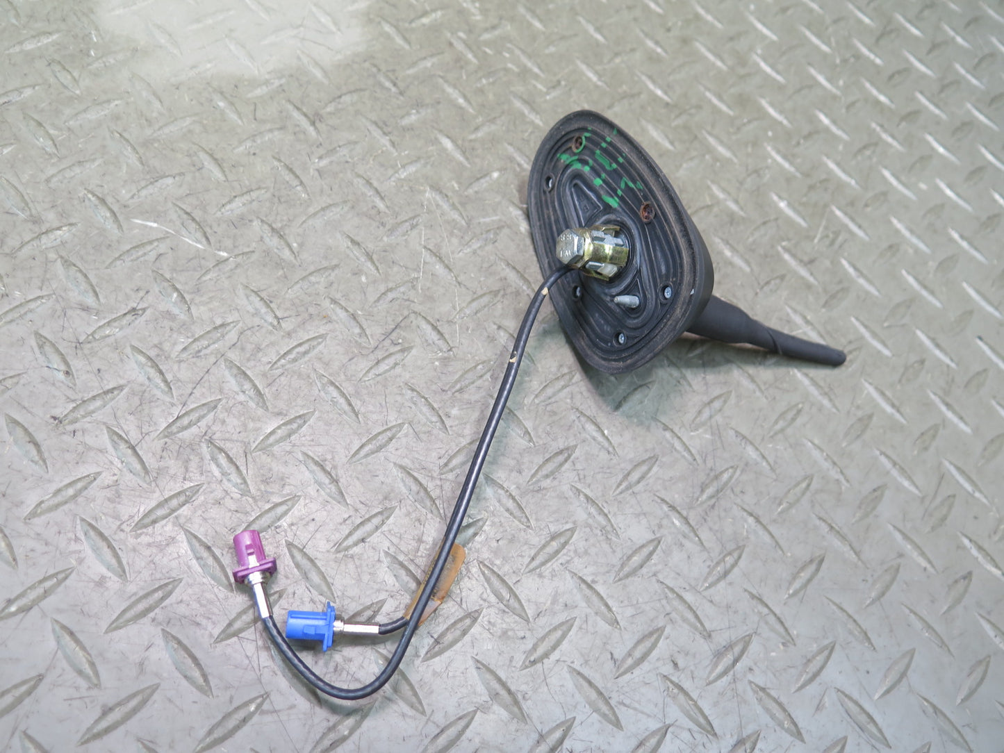 2003-2004 Hummer H2 Roof Radio Antenna Assembly