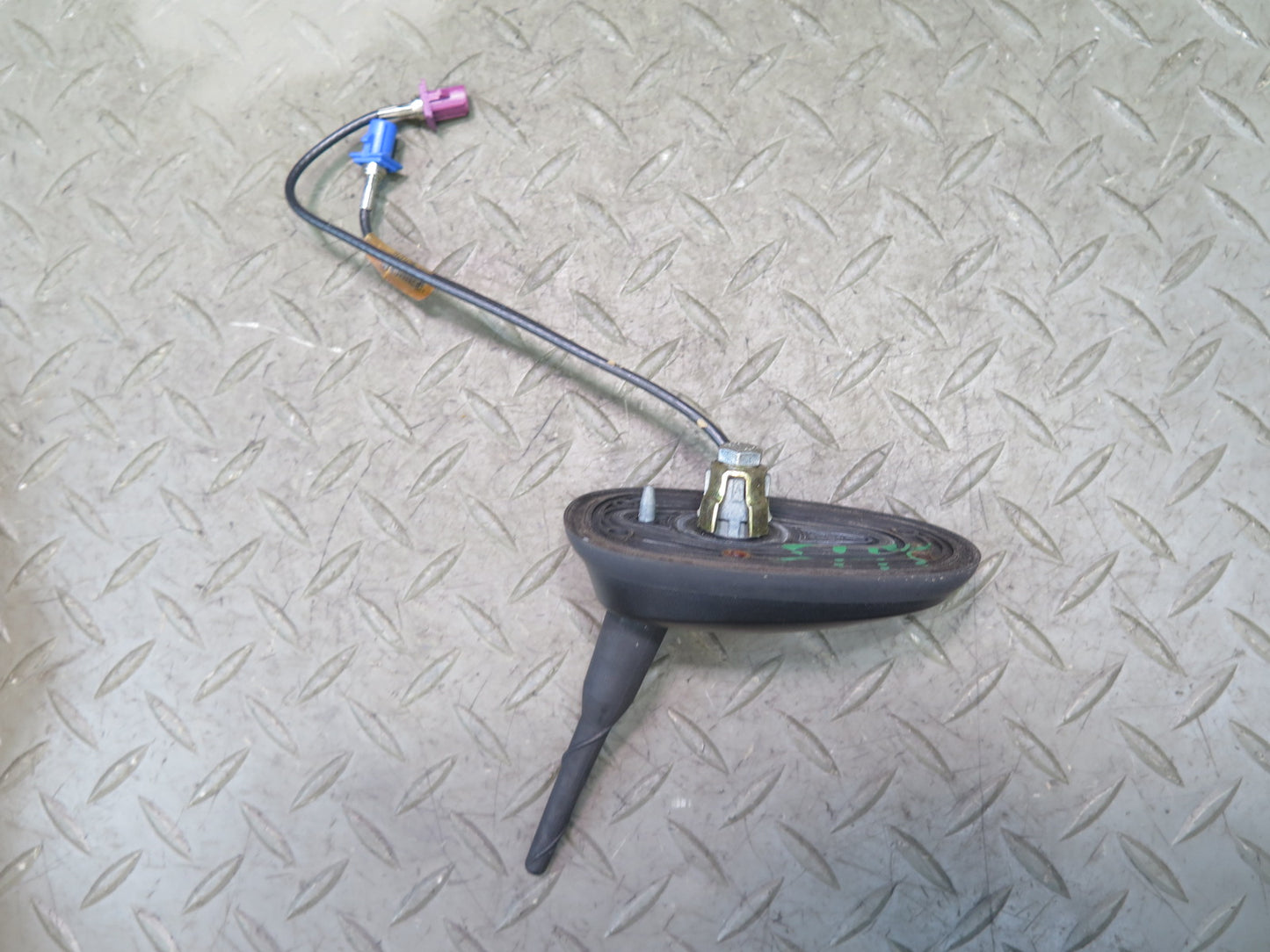 2003-2004 Hummer H2 Roof Radio Antenna Assembly