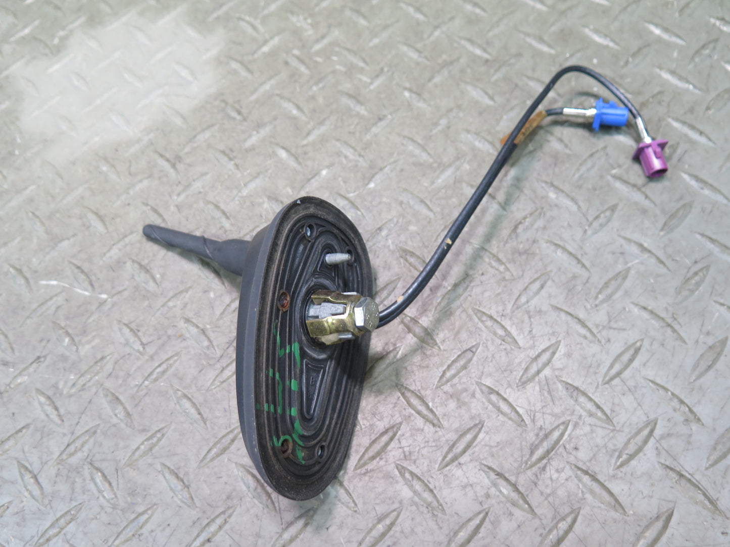 2003-2004 Hummer H2 Roof Radio Antenna Assembly