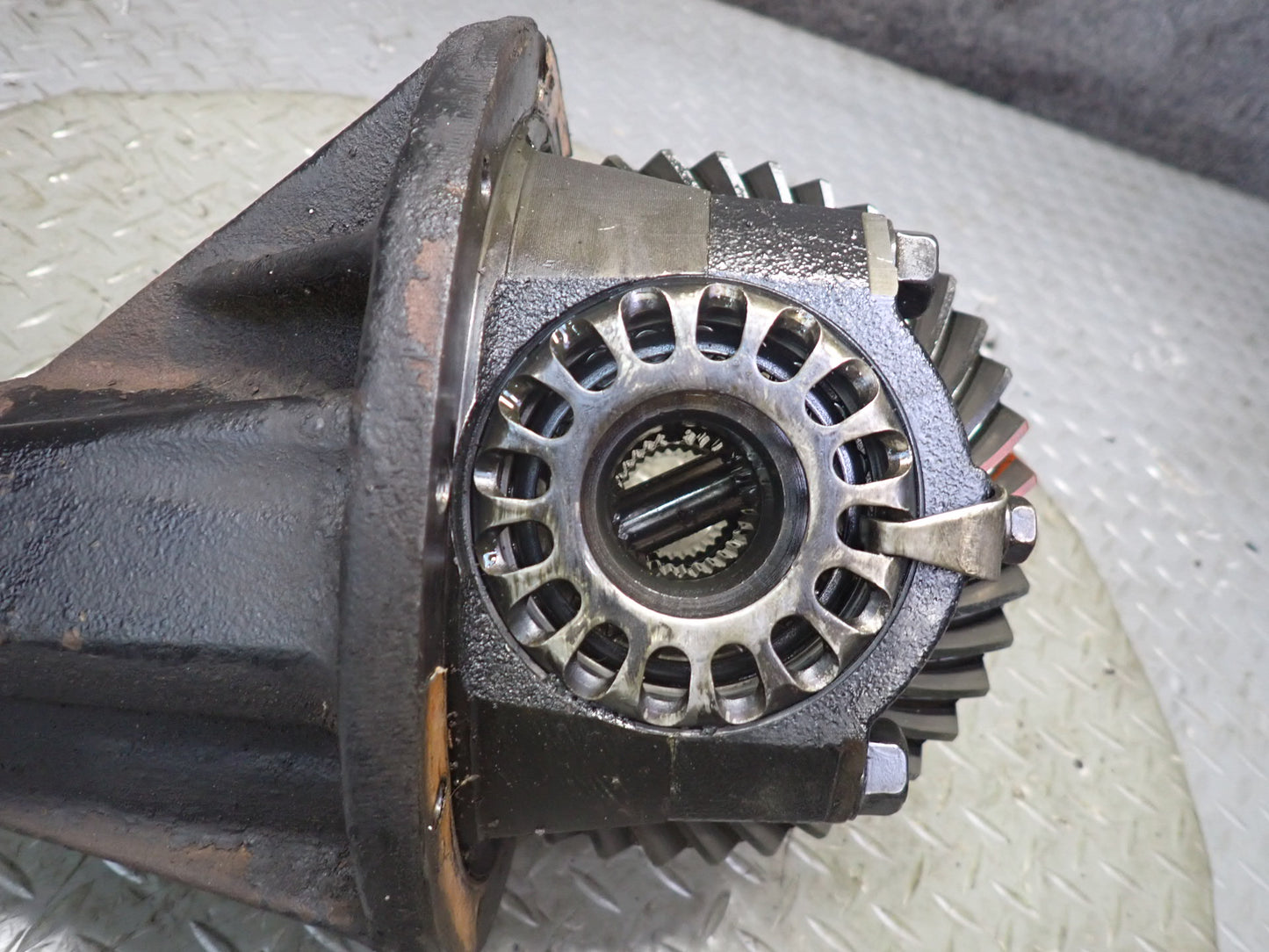 1996-1997 Lexus FZJ80L LX450 Front Axle Differential Carrier 4.10 Ratio