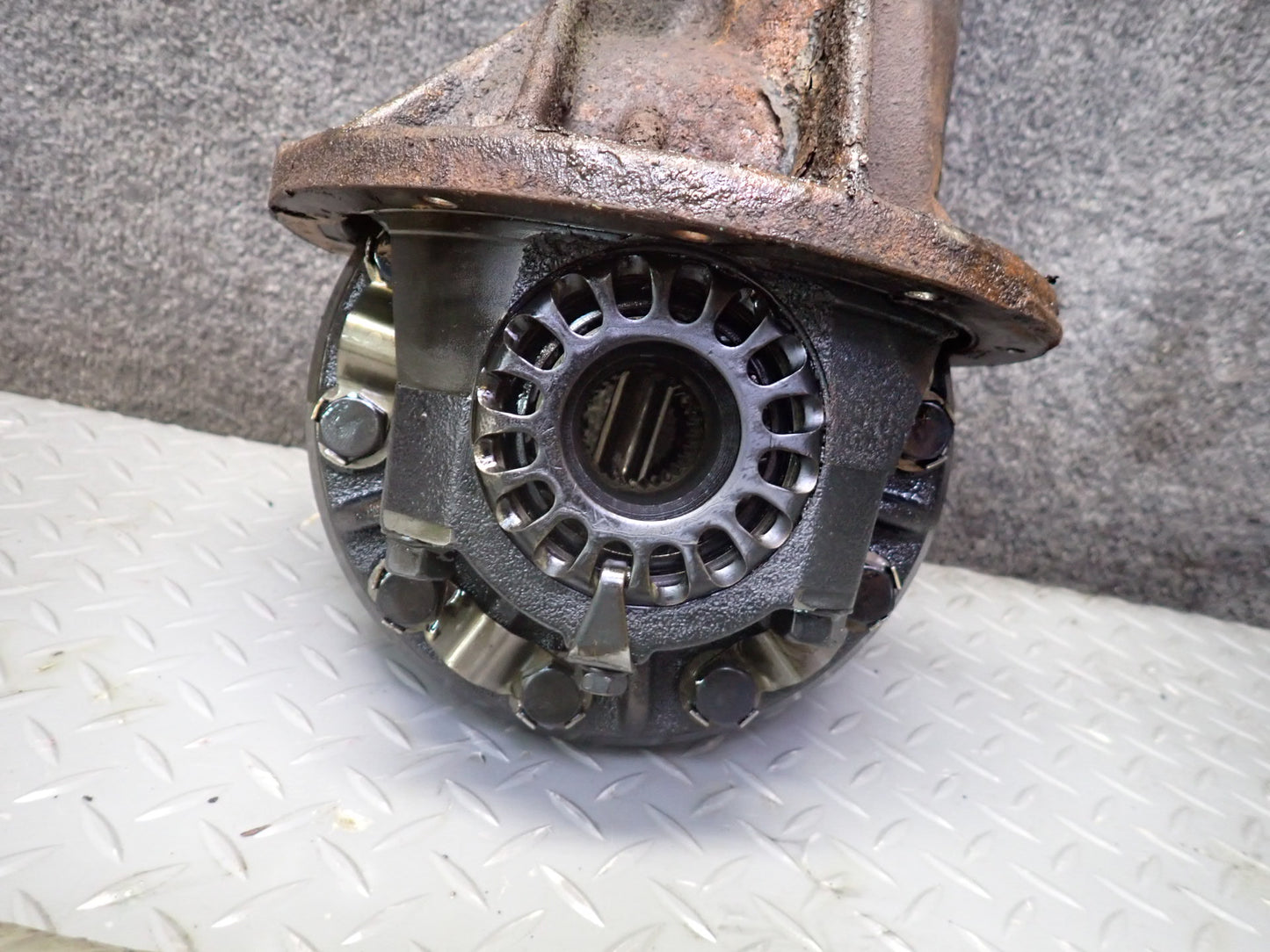 1996-1997 Lexus FZJ80L LX450 Front Axle Differential Carrier 4.10 Ratio