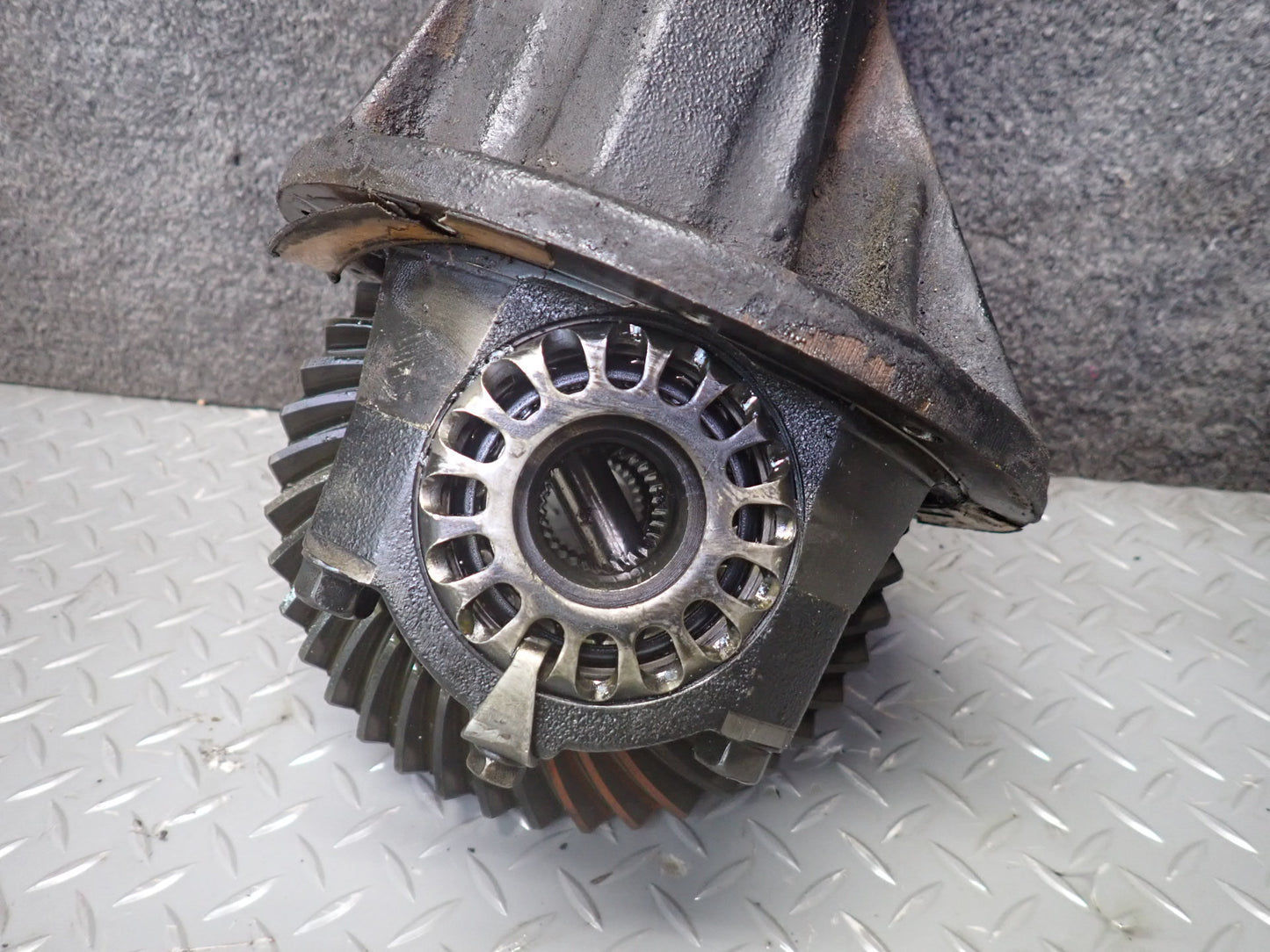 1996-1997 Lexus FZJ80L LX450 Front Axle Differential Carrier 4.10 Ratio