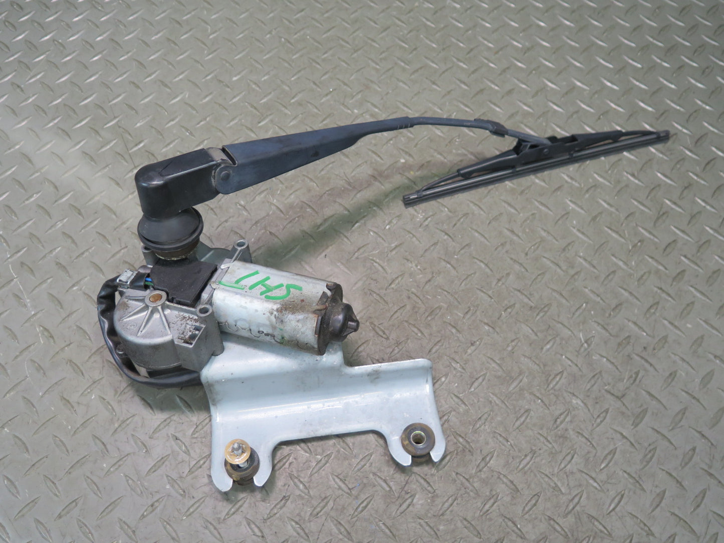 2003-2007 Hummer H2 Rear Trunk Lid Tailgate Liftgate Wiper Arm w Motor 15112266
