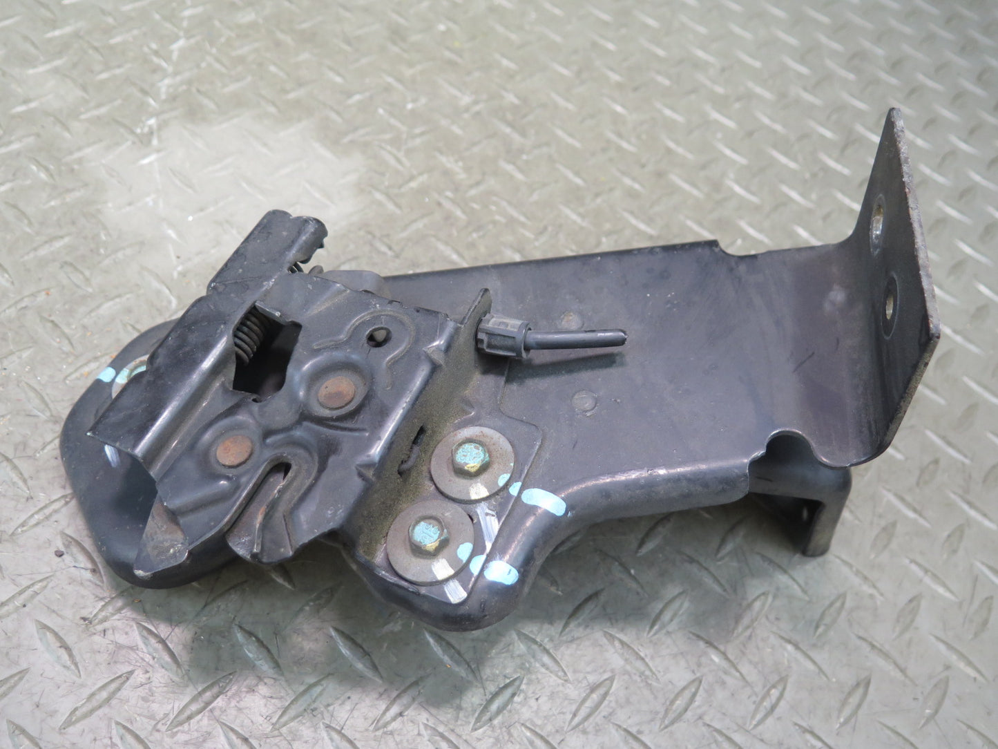 2003-2007 Hummer H2 Hood Lock Latch Catch Support Bracket 15172382