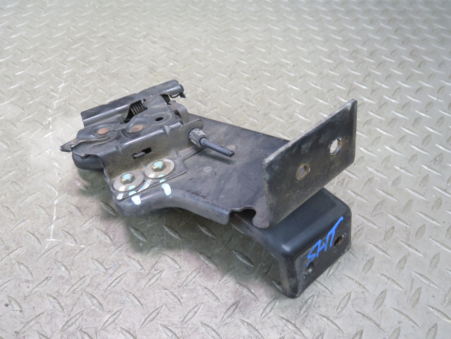 2003-2007 Hummer H2 Hood Lock Latch Catch Support Bracket 15172382