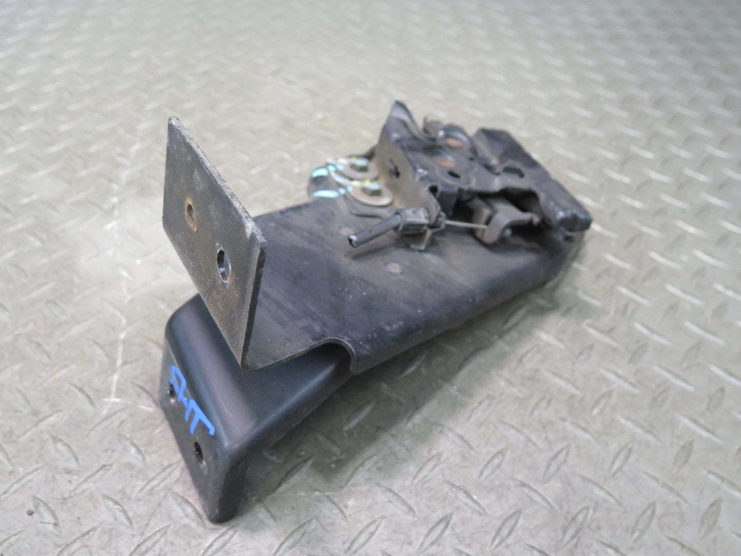 2003-2007 Hummer H2 Hood Lock Latch Catch Support Bracket 15172382
