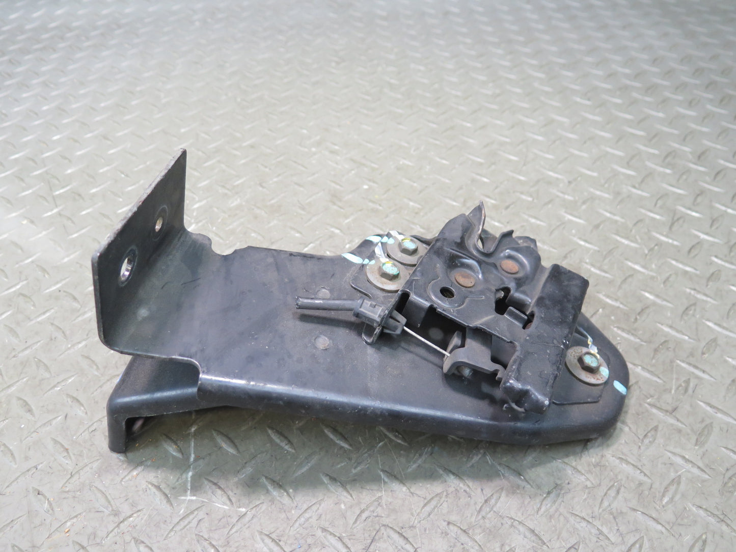 2003-2007 Hummer H2 Hood Lock Latch Catch Support Bracket 15172382