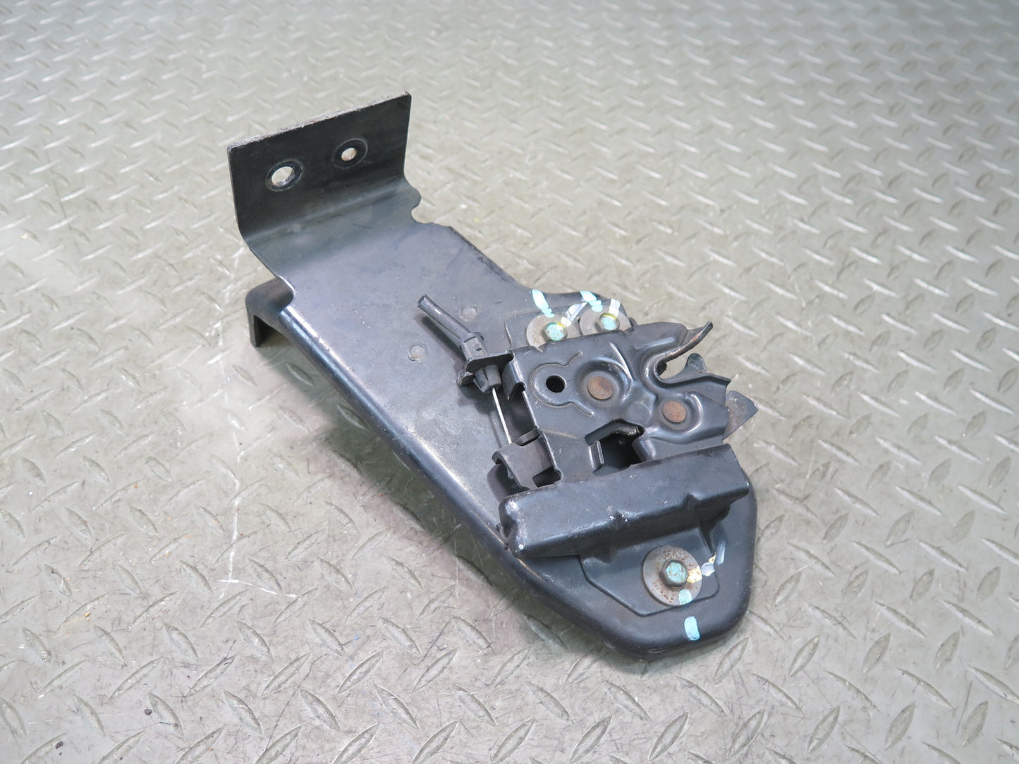 2003-2007 Hummer H2 Hood Lock Latch Catch Support Bracket 15172382