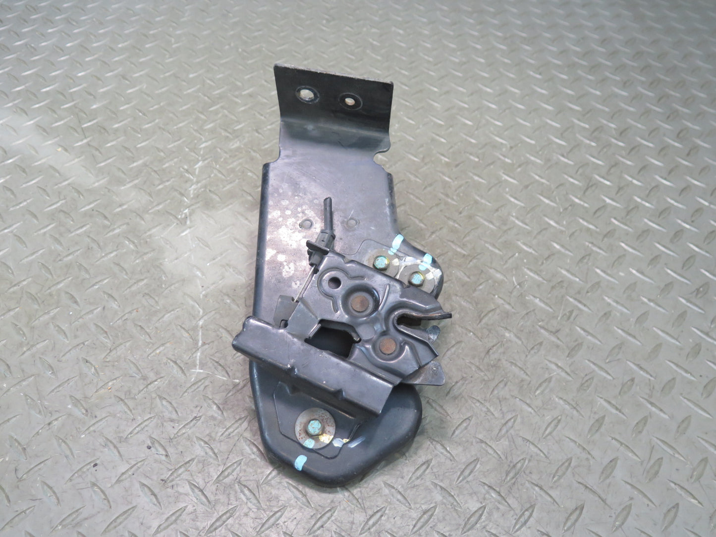 2003-2007 Hummer H2 Hood Lock Latch Catch Support Bracket 15172382