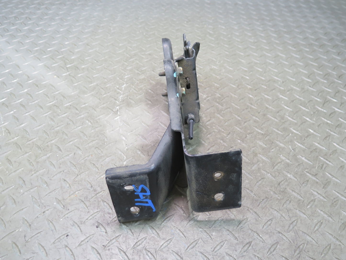 2003-2007 Hummer H2 Hood Lock Latch Catch Support Bracket 15172382