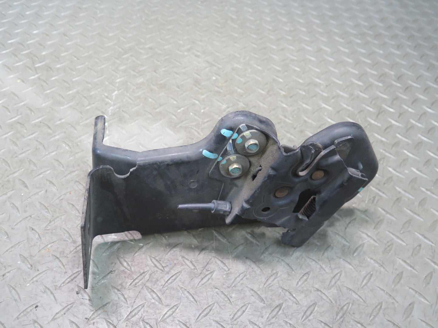 2003-2007 Hummer H2 Hood Lock Latch Catch Support Bracket 15172382