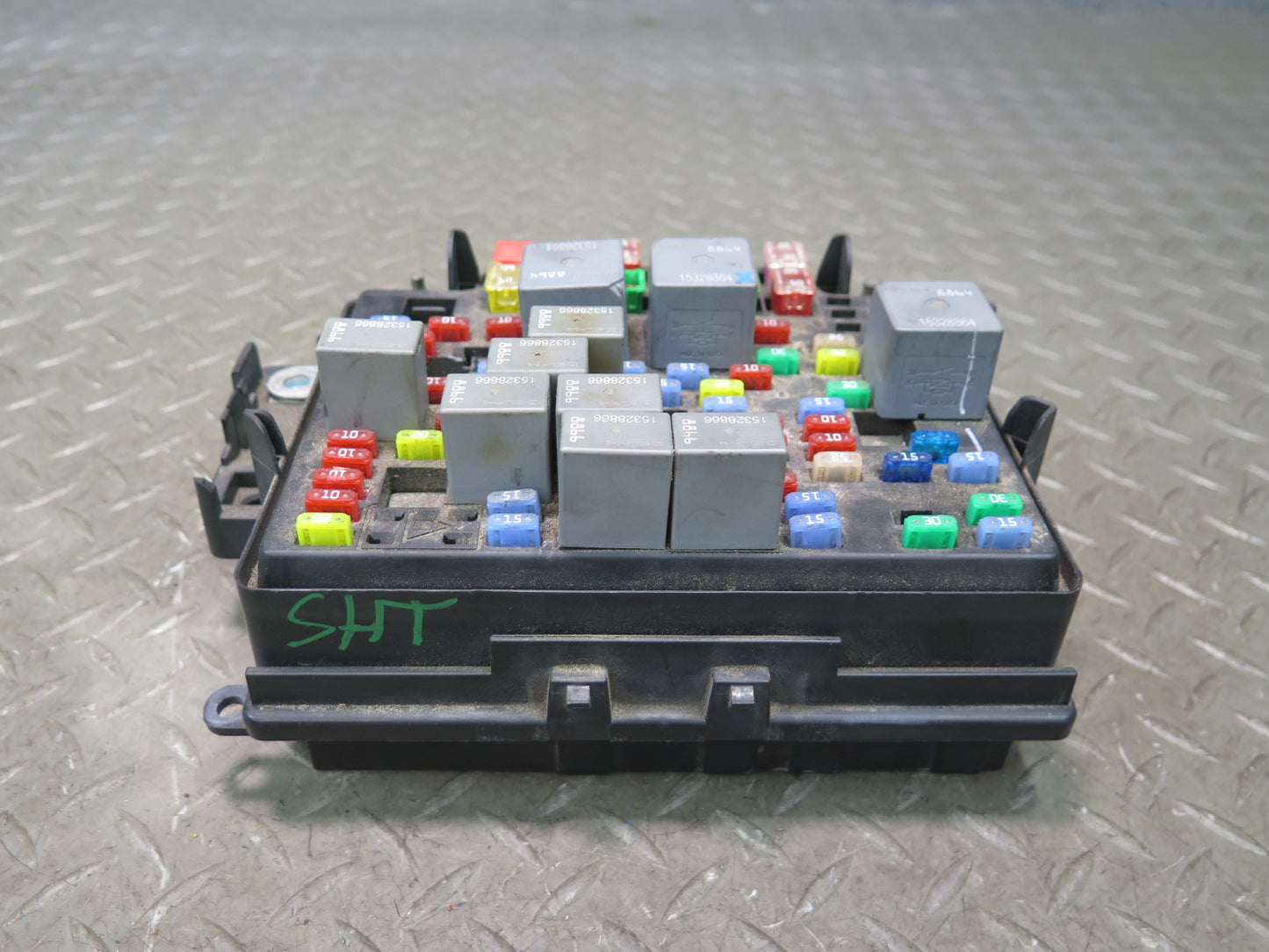 2003-2007 Hummer H2 Engine Bay Fuse Relay Box Module 15201930