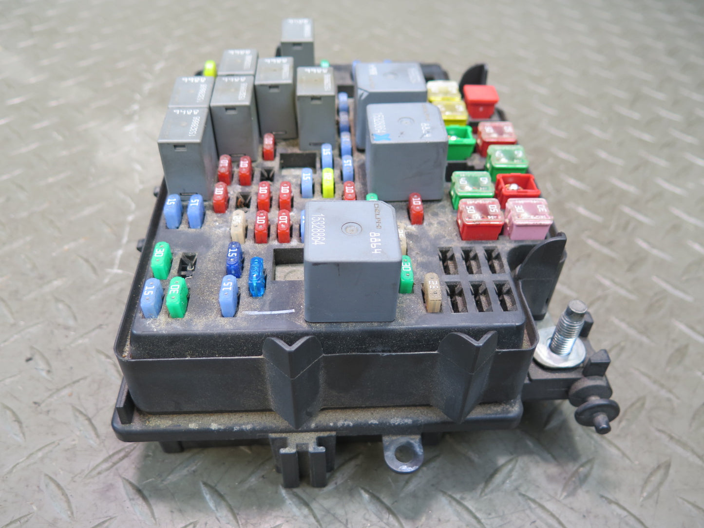 2003-2007 Hummer H2 Engine Bay Fuse Relay Box Module 15201930