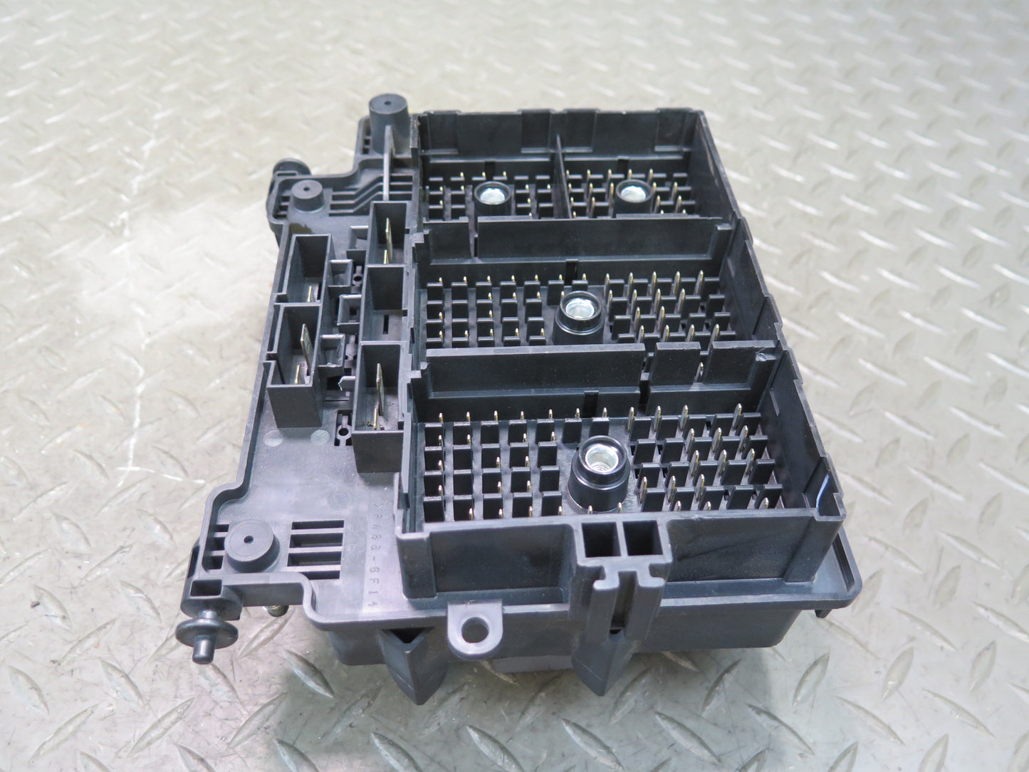 2003-2007 Hummer H2 Engine Bay Fuse Relay Box Module 15201930