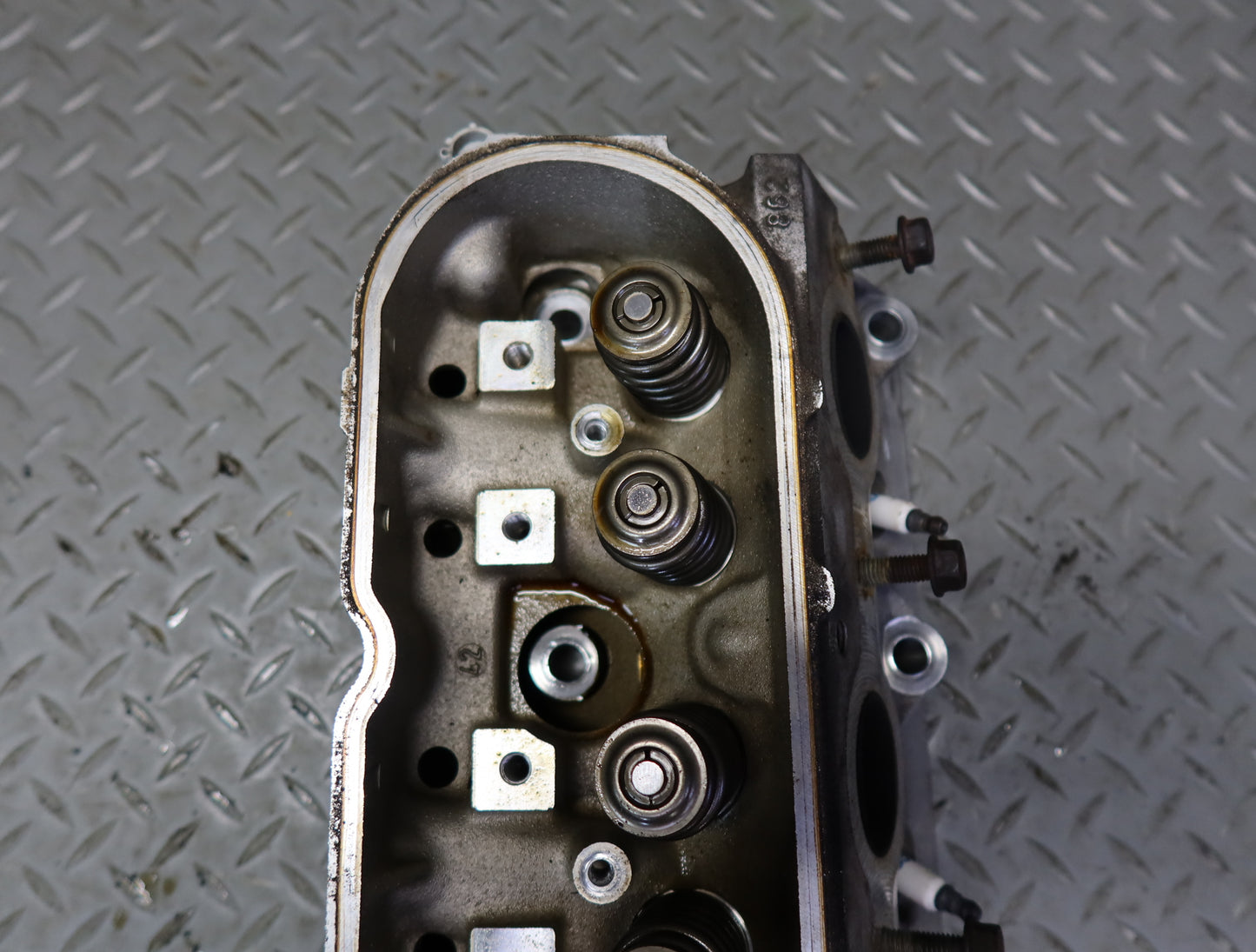 03-04 Chevrolet SSR V8 5.3L LM4 Right Engine Motor Cylinder Head 51K Miles OEM