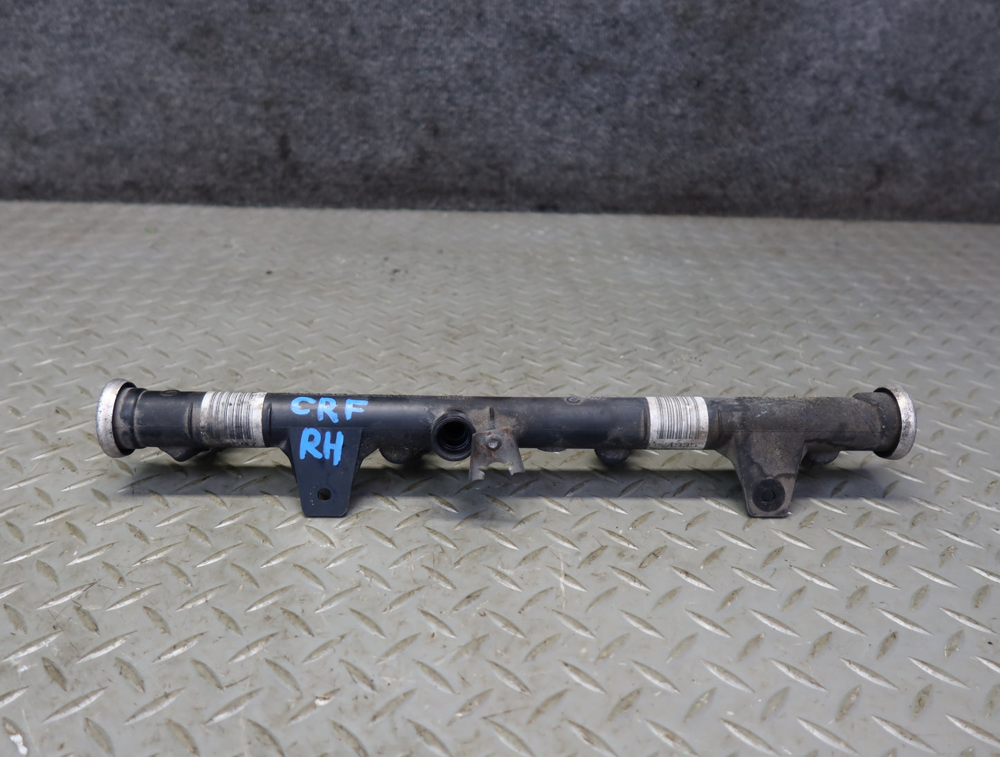 03-04 Chevrolet SSR V8 5.3L Right Fuel Rail Pipe w Injectors Assy 51K Miles OEM