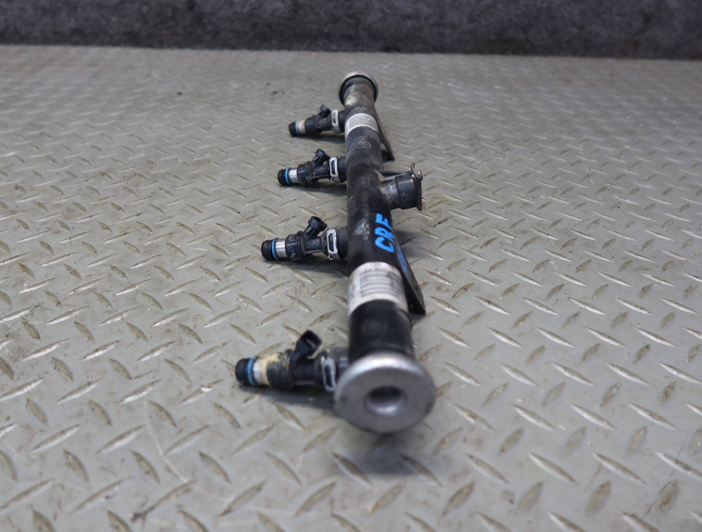 03-04 Chevrolet SSR V8 5.3L Right Fuel Rail Pipe w Injectors Assy 51K Miles OEM