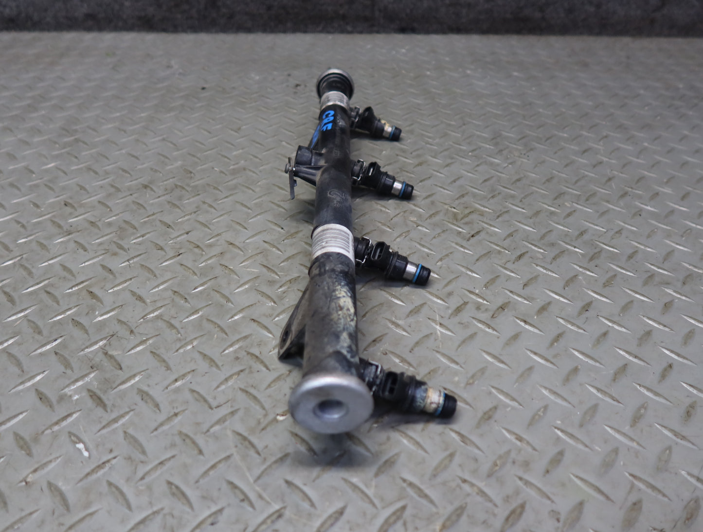 03-04 Chevrolet SSR V8 5.3L Right Fuel Rail Pipe w Injectors Assy 51K Miles OEM