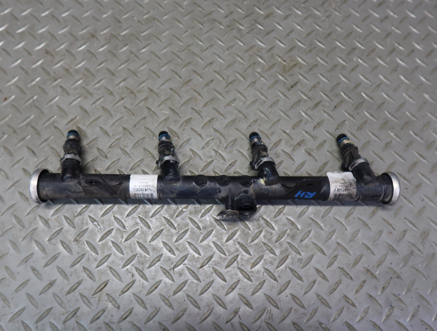 03-04 Chevrolet SSR V8 5.3L Right Fuel Rail Pipe w Injectors Assy 51K Miles OEM