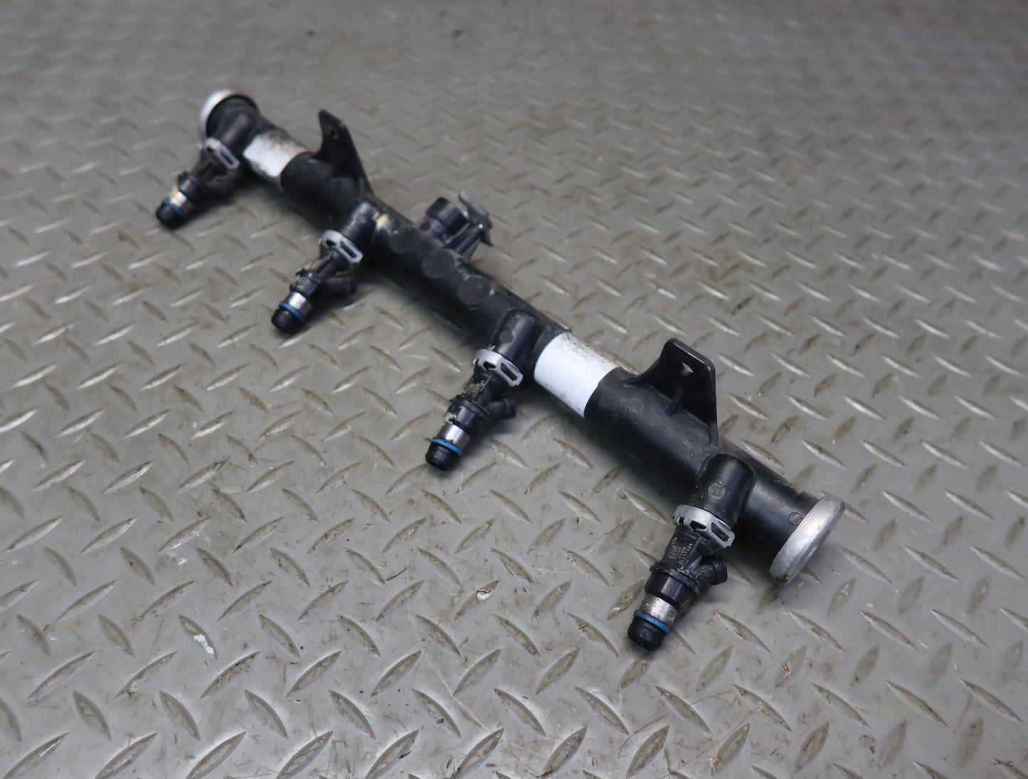 03-04 Chevrolet SSR V8 5.3L Right Fuel Rail Pipe w Injectors Assy 51K Miles OEM