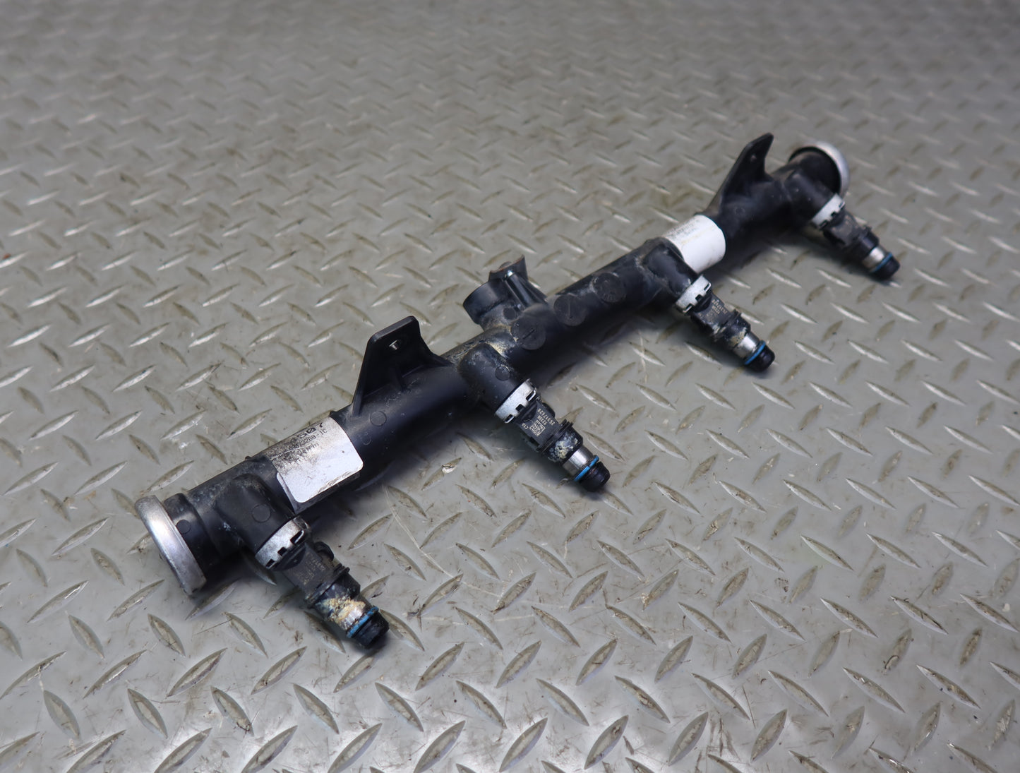 03-04 Chevrolet SSR V8 5.3L Right Fuel Rail Pipe w Injectors Assy 51K Miles OEM