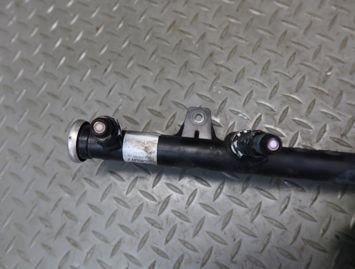 03-04 Chevrolet SSR V8 5.3L Right Fuel Rail Pipe w Injectors Assy 51K Miles OEM