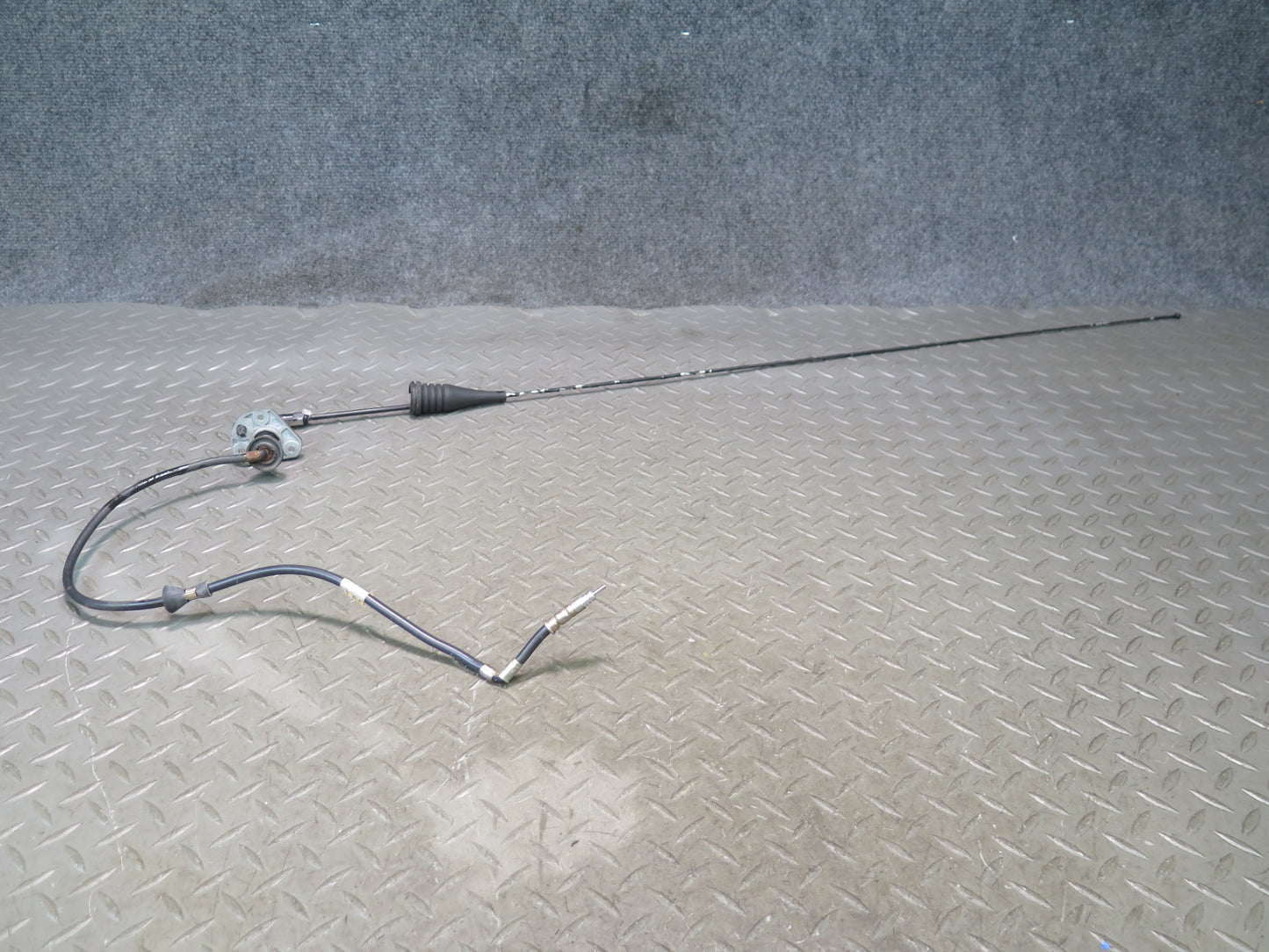 2003-2007 Hummer H2 Radio Antenna Assembly