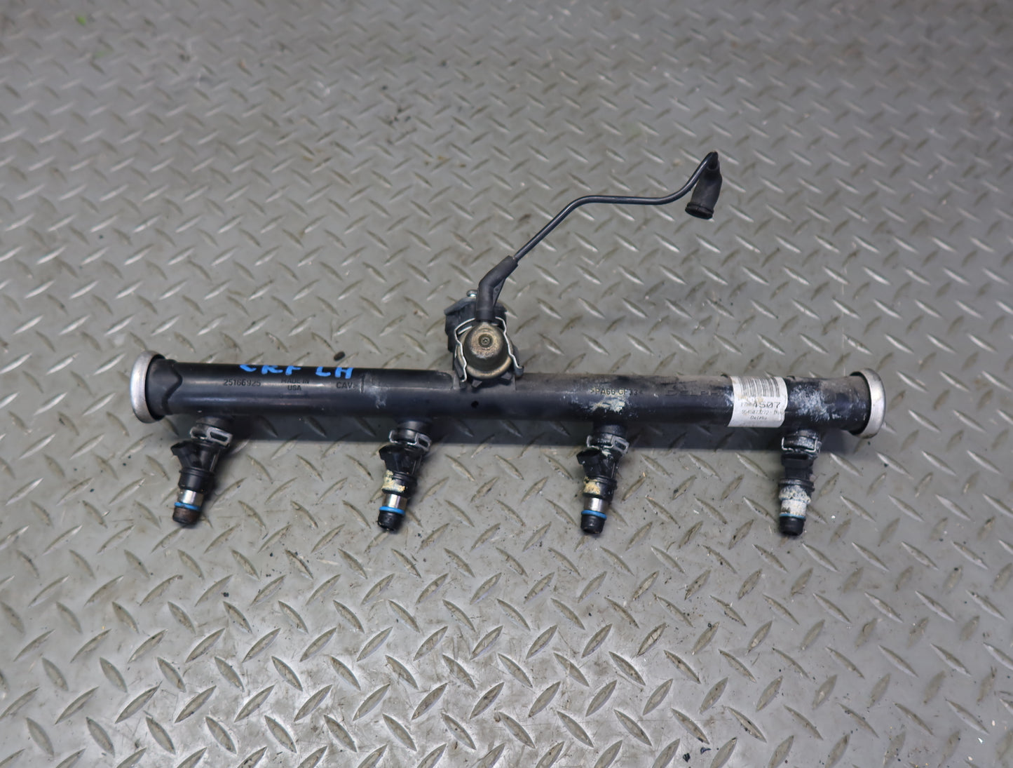 03-04 Chevrolet SSR V8 5.3L Left Fuel Rail Pipe w Injectors Assy 51K Miles OEM