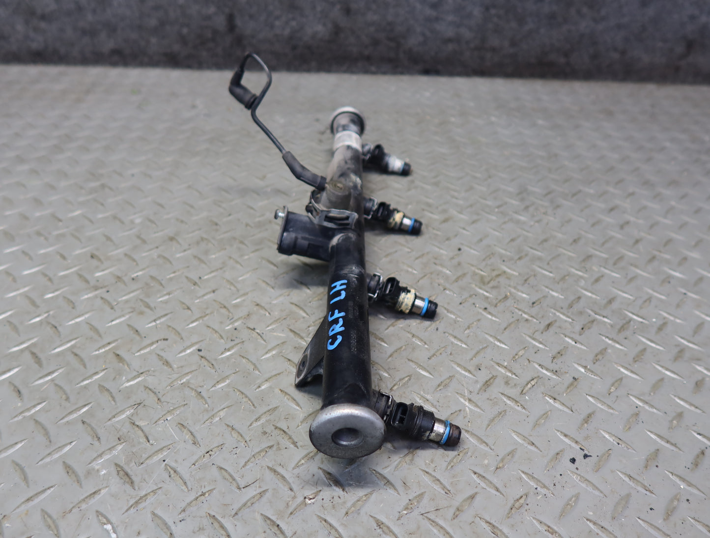03-04 Chevrolet SSR V8 5.3L Left Fuel Rail Pipe w Injectors Assy 51K Miles OEM