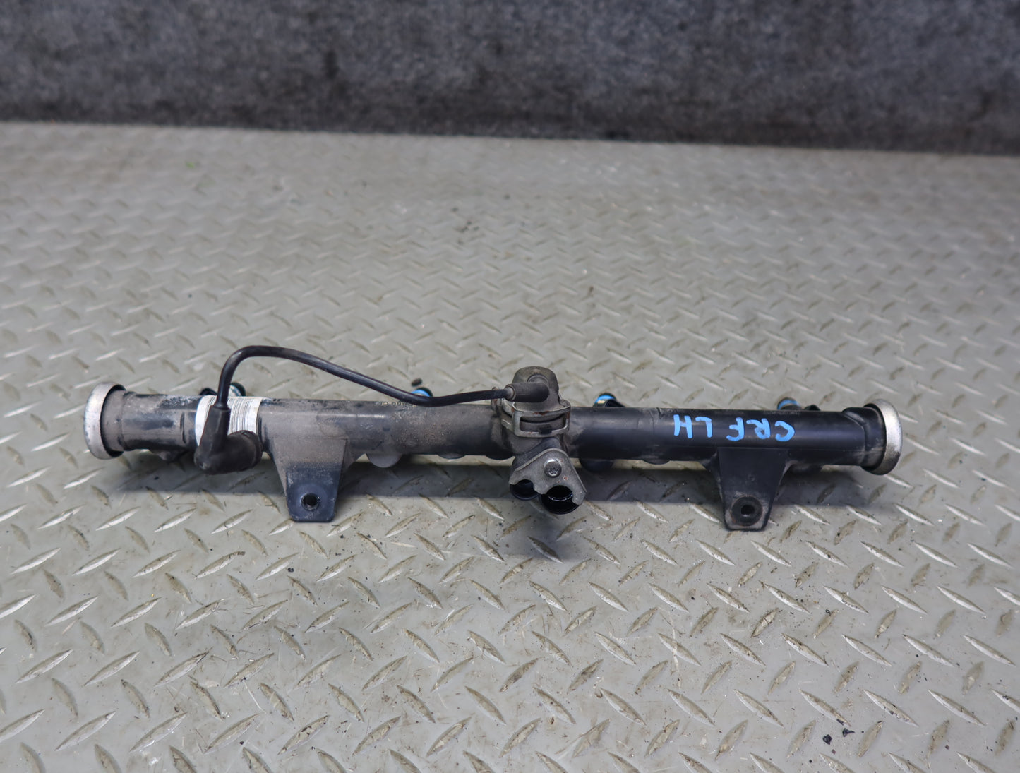 03-04 Chevrolet SSR V8 5.3L Left Fuel Rail Pipe w Injectors Assy 51K Miles OEM