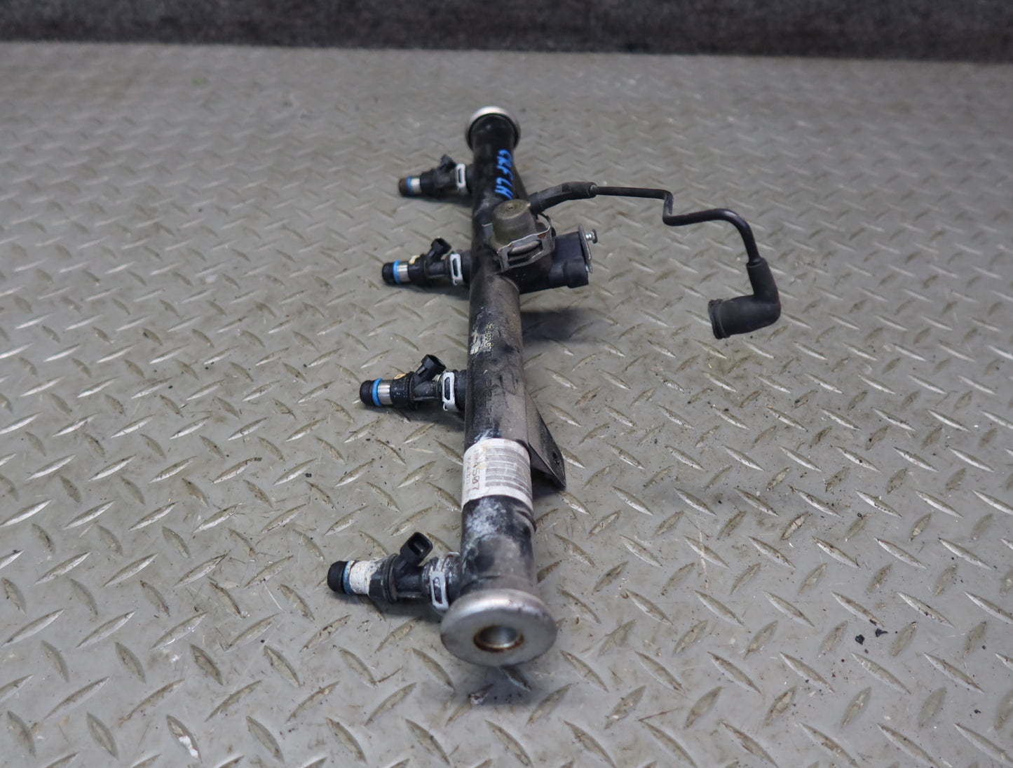 03-04 Chevrolet SSR V8 5.3L Left Fuel Rail Pipe w Injectors Assy 51K Miles OEM