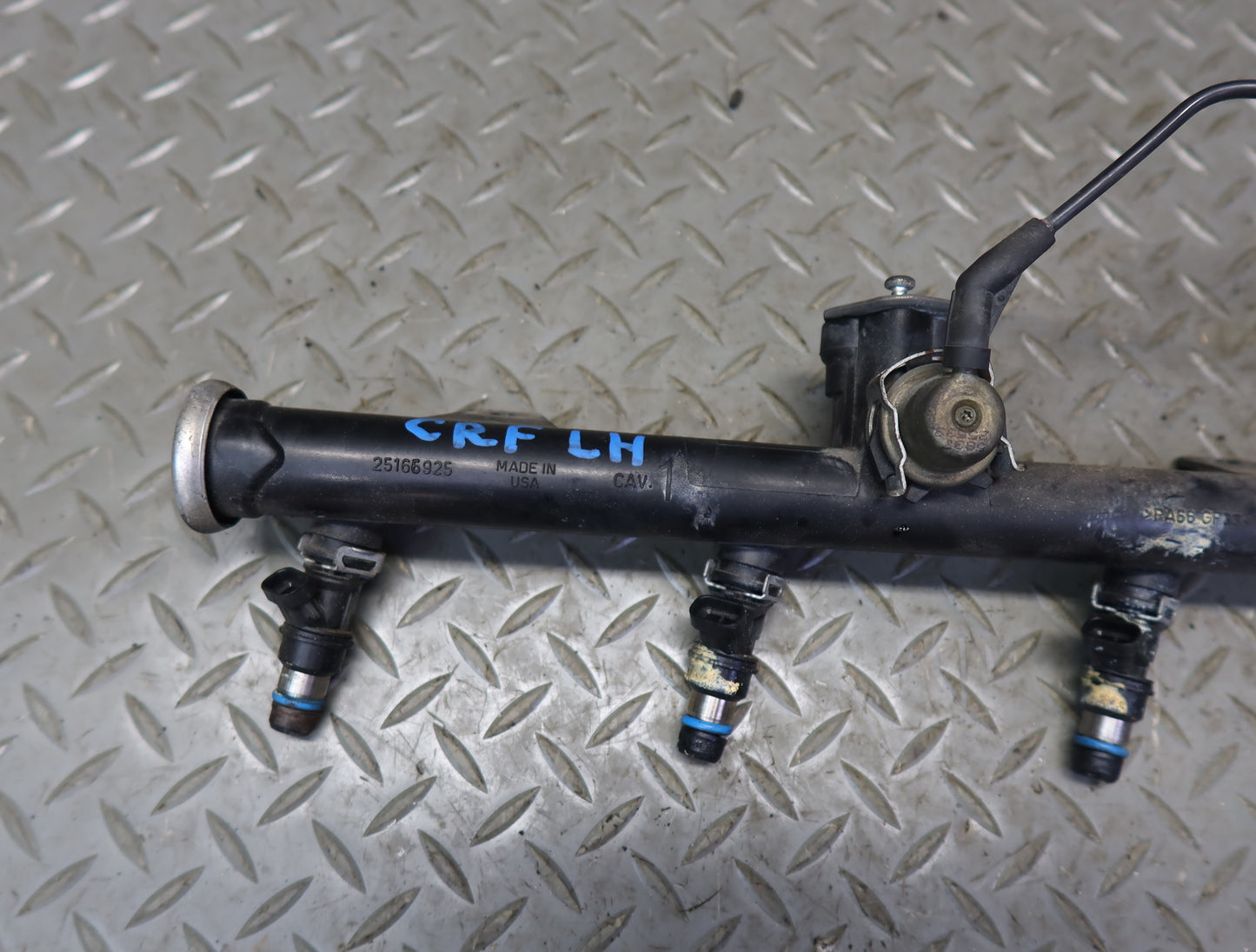 03-04 Chevrolet SSR V8 5.3L Left Fuel Rail Pipe w Injectors Assy 51K Miles OEM