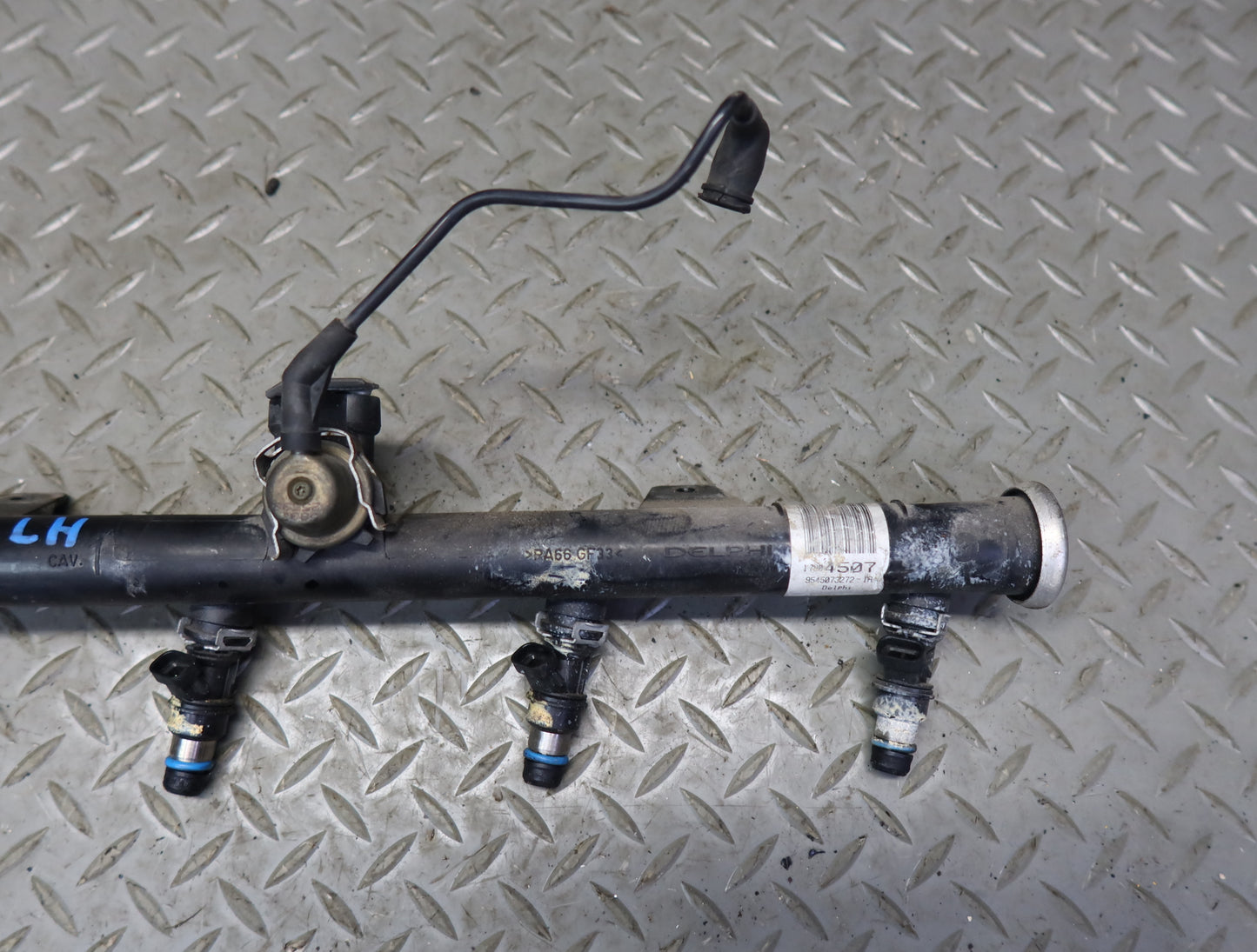 03-04 Chevrolet SSR V8 5.3L Left Fuel Rail Pipe w Injectors Assy 51K Miles OEM